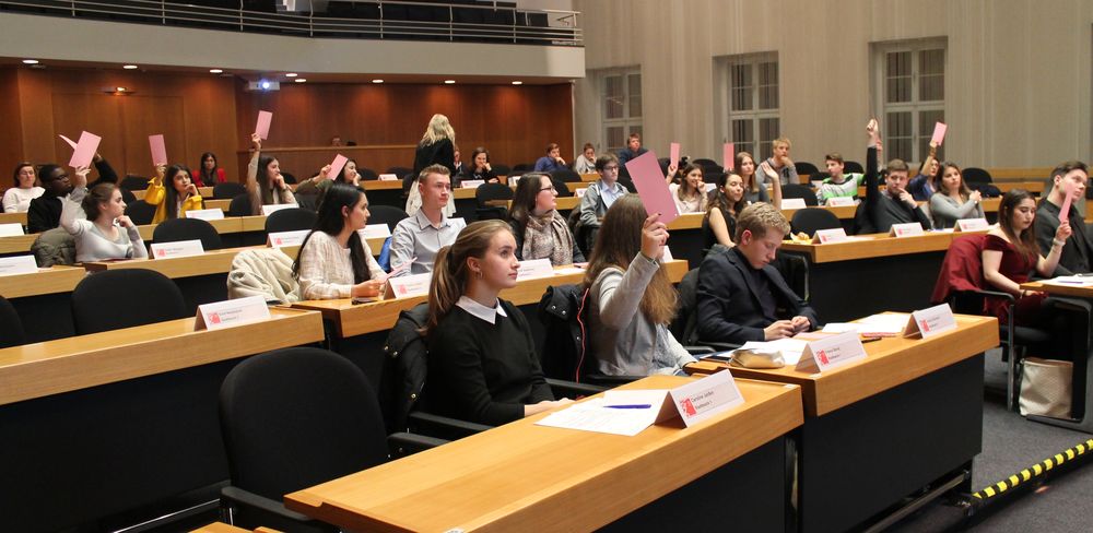 Die darauffolgenden Wahlen waren öffentlich. In der ersten Reihe sitzen: Caroline Janßen, Franca Bavaj und Justus Brümmer. Alle drei wurden in Stadtbezirk eins gewählt. (Foto: Jonathan)