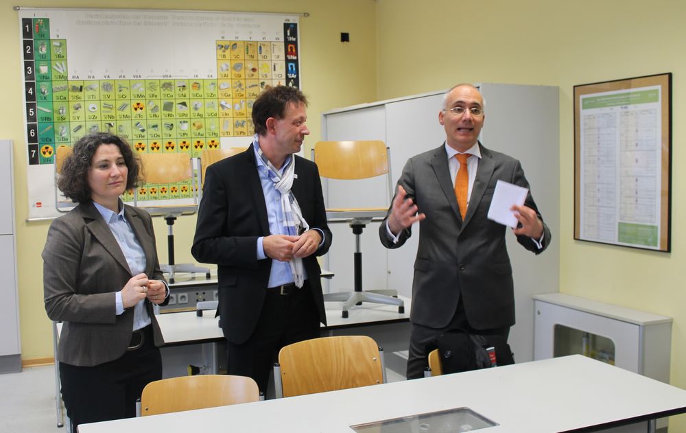 Da die Schule ein Schwerpunkt auf Italienisch setzt, unterstützt der italienische Generalkonsul (rechts) das Bildungsprojekt. Schulleiterin Antonietta Zeoli und Stadtdirektor Burkhard Hintzsche freuen sich. (Foto: Jonathan)
