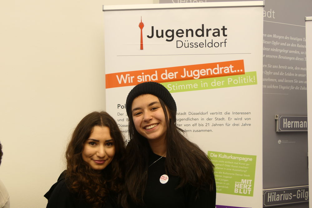 Nada Haddou-Tensamani, die Sprecherin des Jugendrates Düsseldorf, (r.) erzählte: "Diversity bedeutet für mich, dass man die Unterschiede der Menschen erkennt und nutzt, weil wir dadurch einen Vorteil für die Gesellschaft erwirken können." Shaylin Shahinzad, eine engagierte Jugendliche, (l.) sagte: "Nicht unsere Unterschiede bestimmen, wer wir sind, sondern unsere Gemeinsamkeiten."