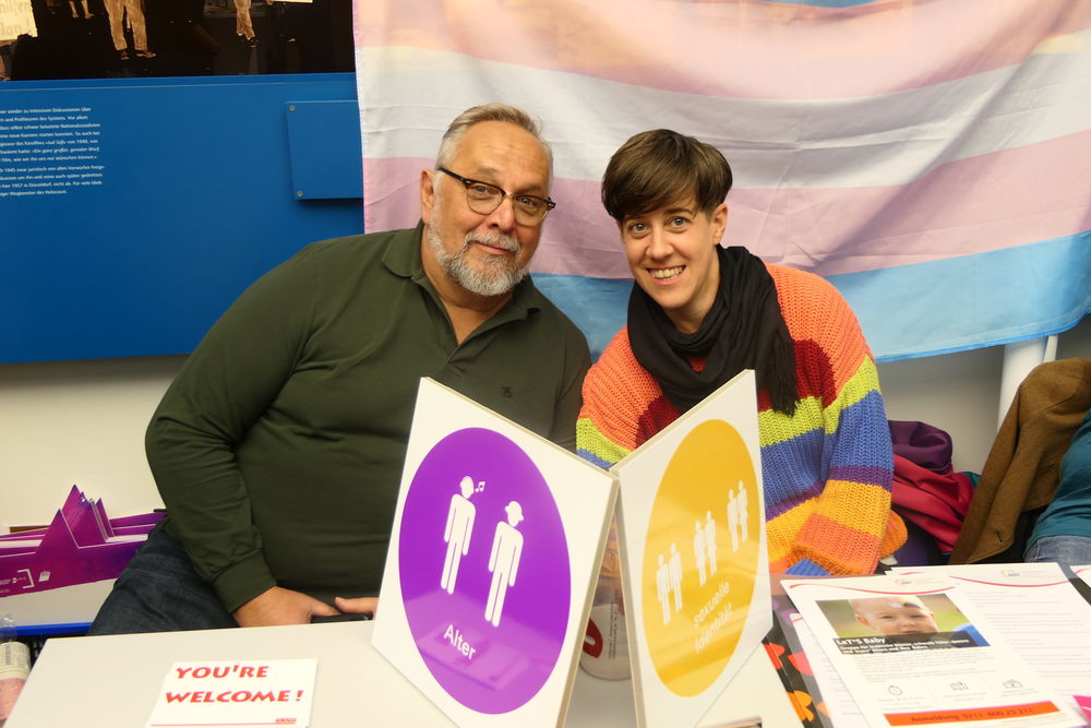 Beim Stand von der Jugendeinrichtung PULS trifft Jung auf Alt.