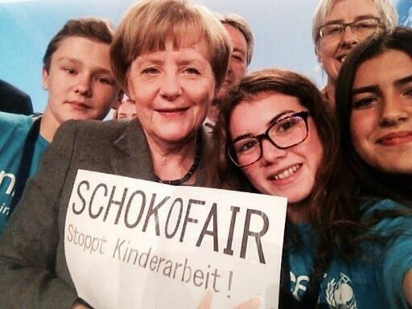 Ein Selfie mit der Kanzlerin. Die Schüler werben in ganz Deutschland für faiere Schokolade. Dabei treffen sie viele Promis und machen Fotos mit ihnen und dem Logo der Schokofair-AG. Hier trafen sie Angela Merkel. Schokofair-AG