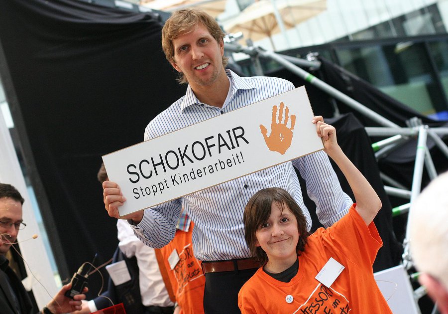 Auch Basketball-Star Dirk Nowitzki ließ sich mit den Schokofair-Schülern fotografieren. Schokofair-AG