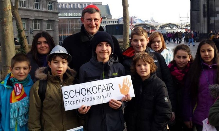 Erzbischof Rainer Maria Kardinal Woelki wollte auch ein Foto mit den Jugendlichen machen. Schokofair-AG