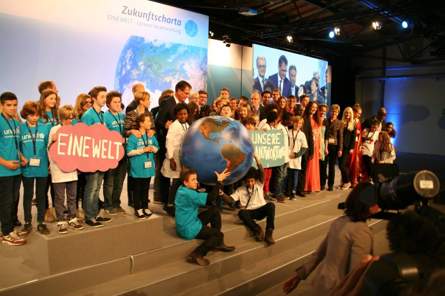 Mittlerweile sind die Schüler nicht nur in Düsseldorf, sondern in ganz Deutschland bekannt. Sie machen Werbung für faire Schokolade und sprechen vor vielen fremden Menschen. Lampenfieber kennen sie mittlerweile nicht mehr. Schokofair-AG