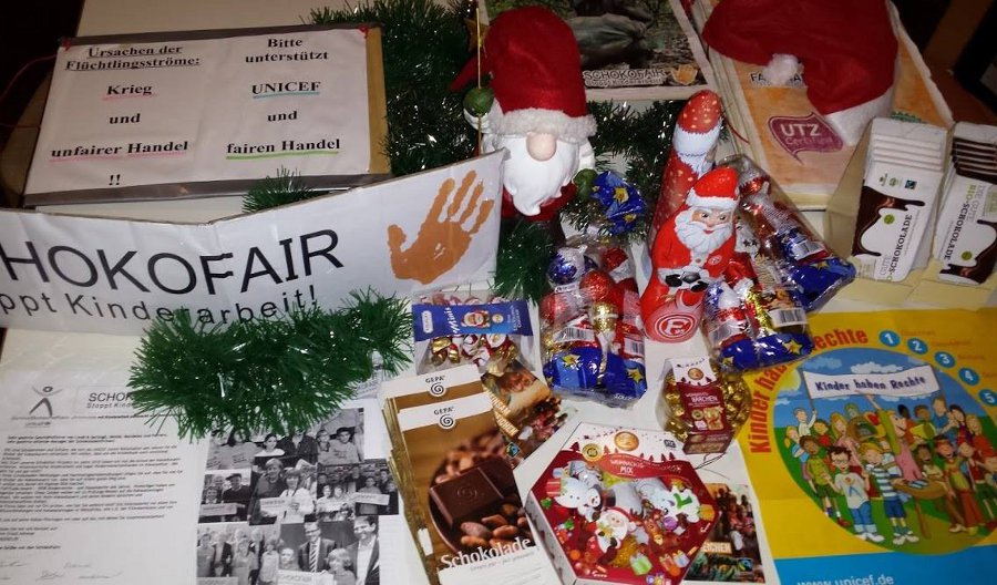 Am Stand der Schokofair-AG in ihrer Schule verkaufen die Schüler faire Schokolade und klären Lehrer und Mitschüler auf. Schokofair-AG