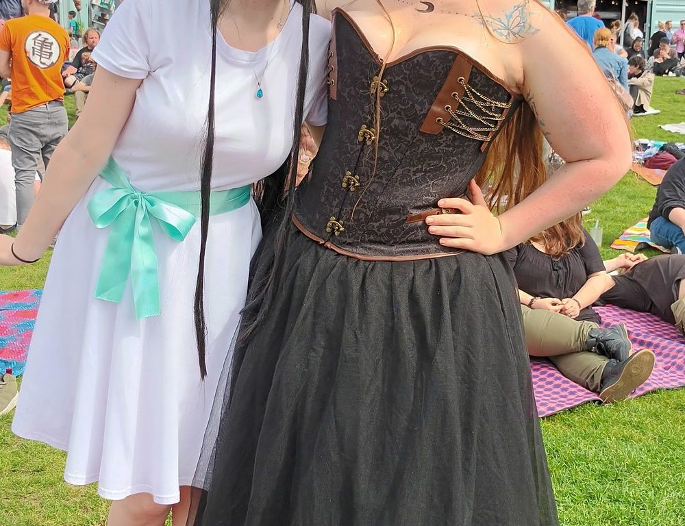 Josephine (23) und Angelique (22) sagen, dass man sich nicht entmutigen lassen soll. Jede*r kann sich Kleidung und Kostüme gestalten wie er oder sie möchte!