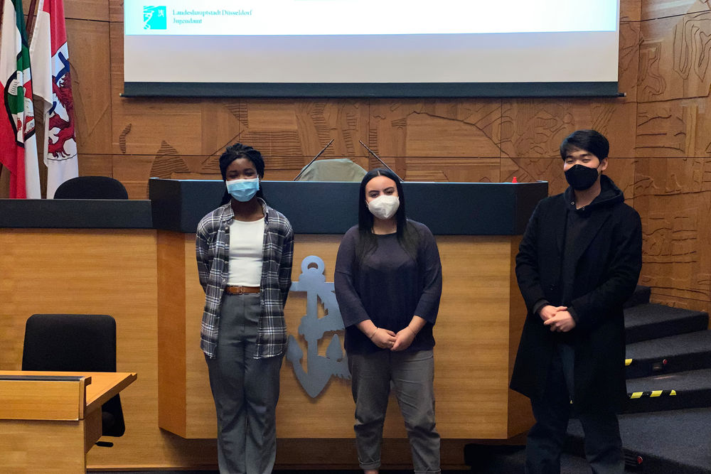 Das Sprecherteam des Jugendrates für 2021: Hafida Seghaoui (Mitte) mit ihren Vertretungen Ji-Hun Park (rechts) und Sela Adzoa Apawudzda Amedahevi. (Foto: Landeshauptstadt Düsseldorf)
