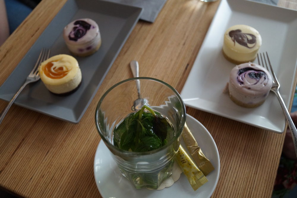 Kuchen gibt es im Katzencafé natürlich auch.
