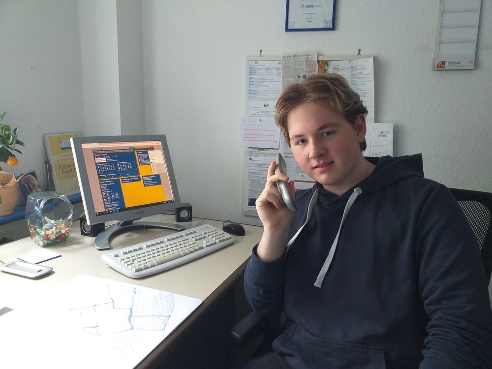 Tim (17) berät bei der Nummer gegen Kummer andere Jugendliche. (Foto: Tim)