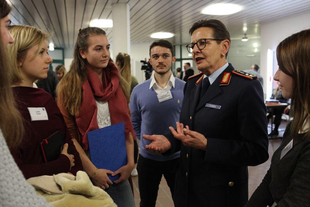 Auch Generalstabsarzt Dr. Gesine Krüger nimmt Stellung zu ihrem militärischen Werdegang , Foto: youngleadersgmbh