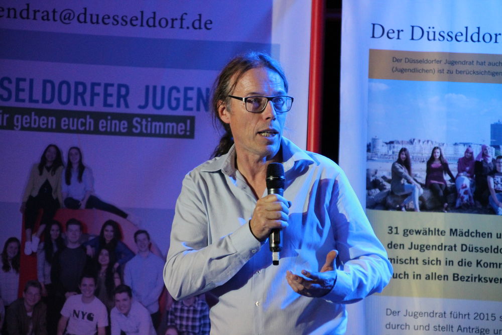 Joachim "Joe" Möntmann, Geschäftsführer des aktuellen Jugendrates, erläutert seine Zukunftsvision