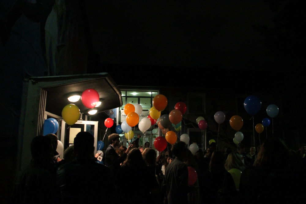 Und dann ging es nach draußen: Wünschkarten wurden mit Luftballons schweben gelassen