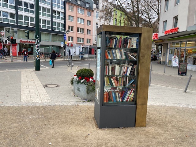 Auf dem Brehmplatz am Ende der Rethelstraße hat der Offene Bücherschrank des Literaturbüros NRW seinen neuen Platz gefunden. (Foto: Landeshauptstadt Düsseldorf/Bezirksverwaltungsstelle 2)