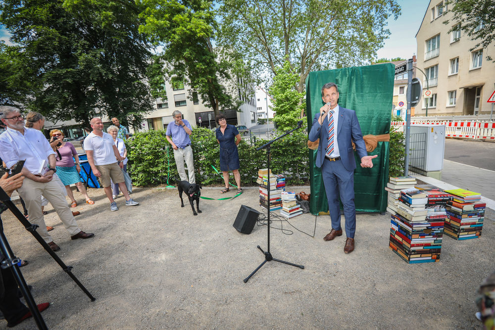 Bürgermeister Josef Hinkel spricht zur Enthüllung des Bücherschranks auf dem Apostelplatz in Gerresheim. (Foto: Landeshauptstadt Düsseldorf/Melanie Zanin)
