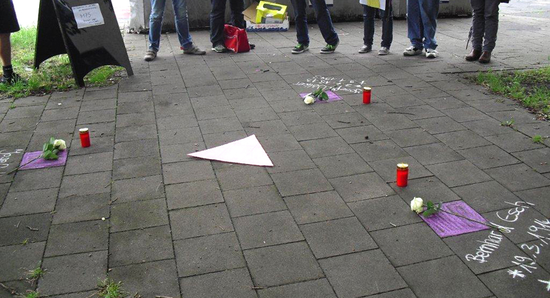 Auf dem Boden standen drei Namen von schwulen NS-Opfern - dabei: der Rosa Winkel. PULS