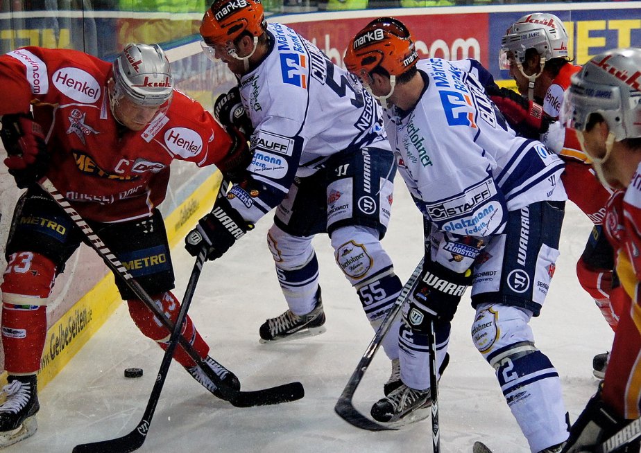 Iserlohn wird für die DEG nicht leicht zu knacken sein. "Iserlohn ist eine gute Mannschaft", so Köberle. Kapitän Kreutzer im vergeblichen Kampf um den Puck gegen zwei Iserlohner. Archiv, dasch75