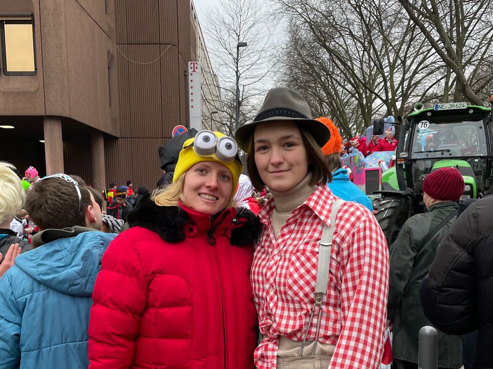 Carina (20) und Franzisca (18) sind extra für die politischen Mottowagen zum Düsseldorfer Rosenmontagszug angereist. (Foto: youpod/Athina)