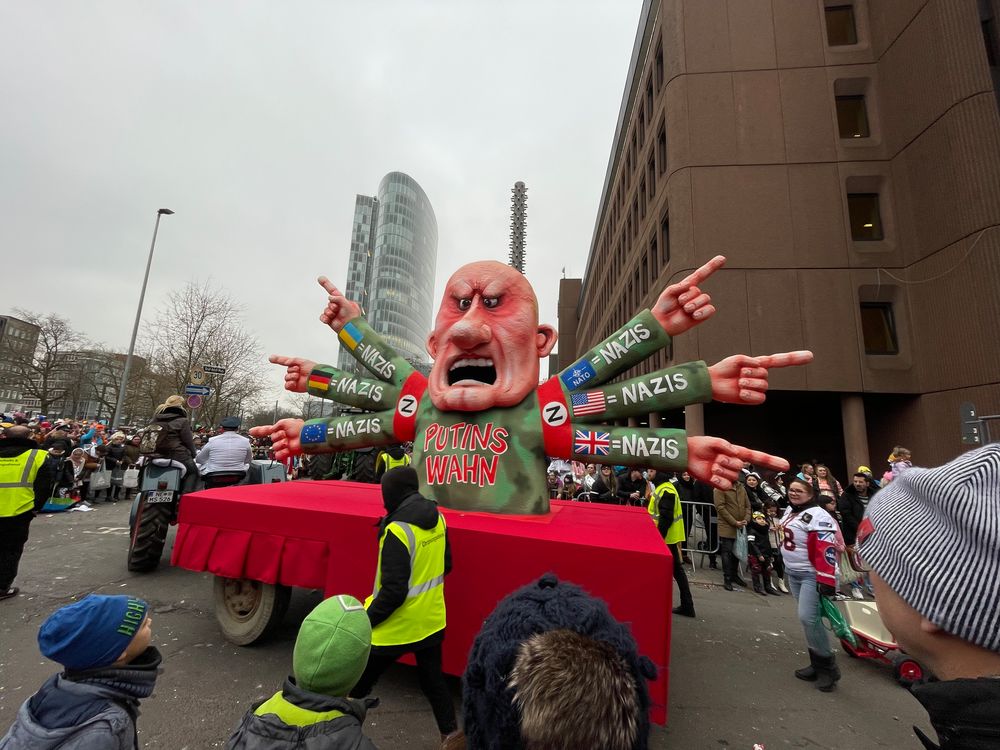 Auch dieser Wagen mit Putin gehört zu Carinas und Franziscas Favoriten. Auch hier sind die beiden der Meinung, dass die Botschaft und die Kritik gelungen sei. (Foto: youpod/Athina)