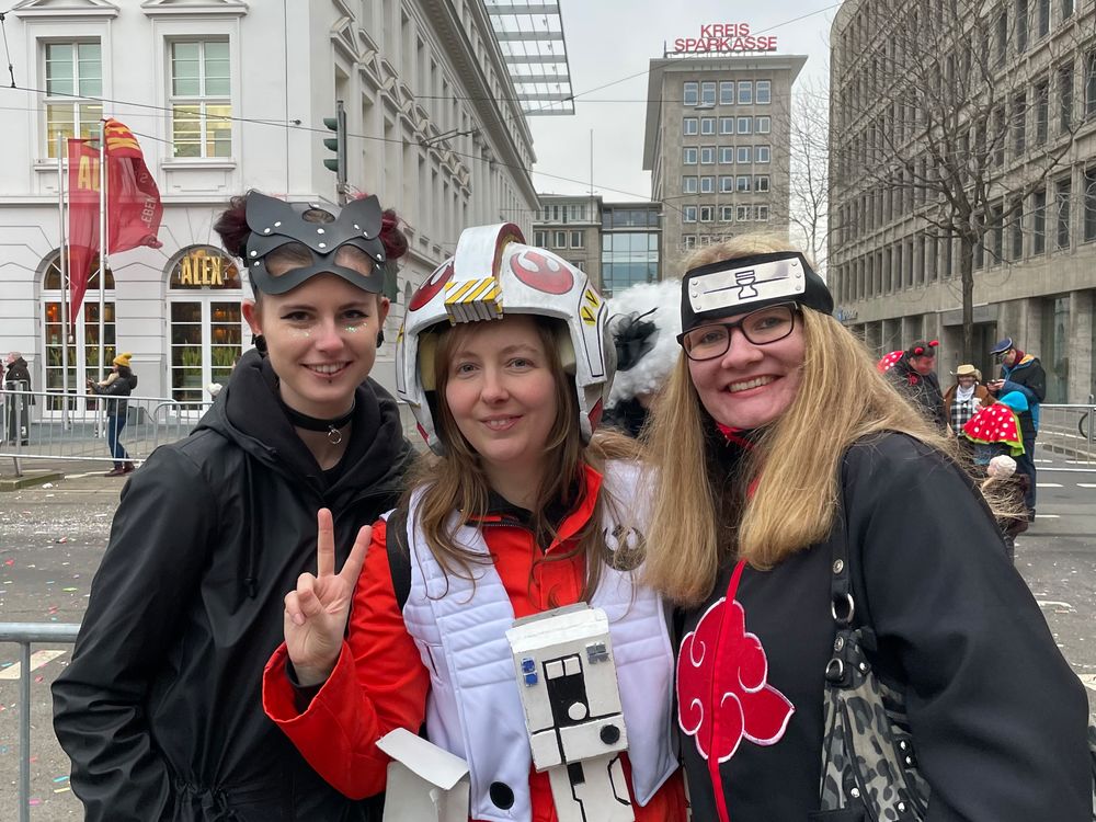 Auch Kim (26), Katha (33) und Josefine (27) finden neben der guten Stimmung beim Rosenmontagszug die Mottowagen, vor allem die, die Putin darstellen, interessant. (Foto: youpod/Athina)