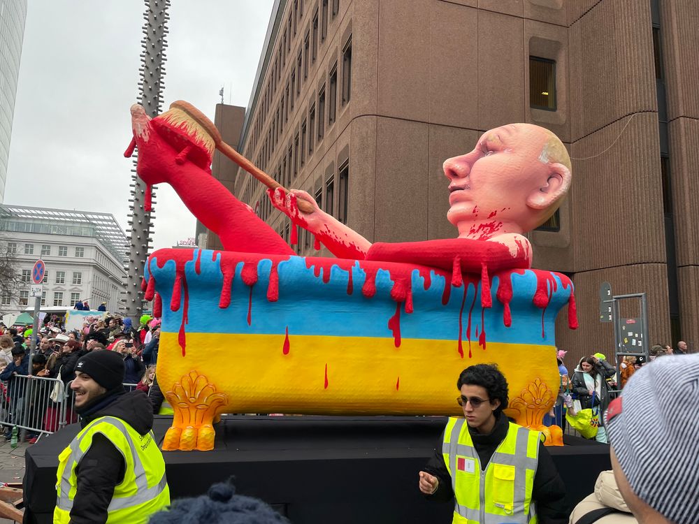 Auf dem Rosenmontagszug befindet sich ein weiterer Wagen, der Putin kritisiert und die Aufmerksamkeit der Menschen auf sich zieht. (Foto: youpod/Athina)