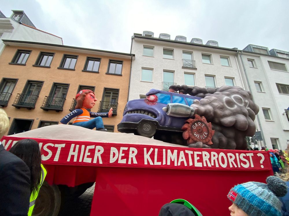 Auch dieser Wagen stellt ein aktuelles kontroverses Thema dar, nämlich dass Aktivist*innen der “Letzten Generation” sich als Klimaprotest auf die Straße kleben. Auch dazu äußerten Kim, Katha und Josefine ihre Meinung. (Foto: youpod/Prisca)