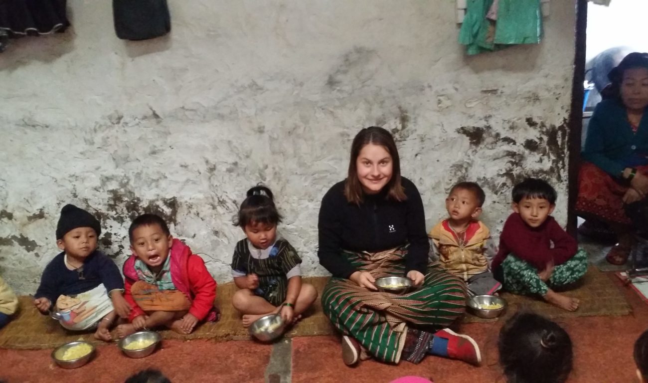 Lara mit den Kindergartenkindern. Der Kindergarten ist spartanisch eingerichtet, aber gut genug, um glücklich zu sein. Foto: Lara