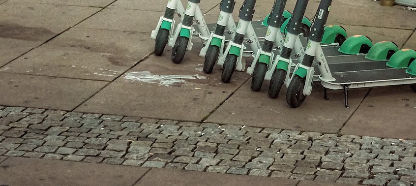 Wenn du E-Scooter fahren möchtest solltest du Regeln beachten.