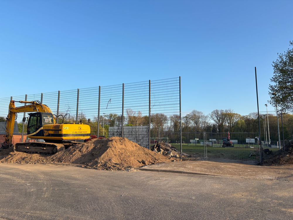 Auf der Sportanlage Neusser Weg in Lohausen hat das Sportamt mit den Arbeiten für das neue Kunstrasenjugendspielfeld begonnen. (Foto: Landeshauptstadt Düsseldorf)