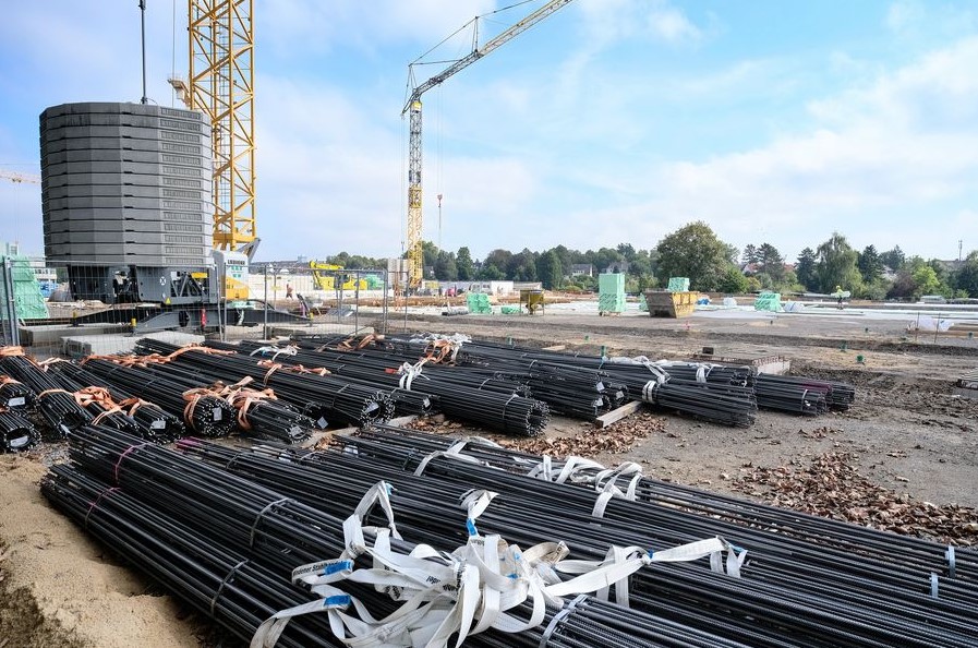 Das rund 13.750 Quadratmeter umfassende Schulgebäude entsteht an der Völklinger Straße in Bilk und wird eine Mensa, eine Aula, ein Selbstlernzentrum und Mehrzweckbereiche enthalten. (Foto: Landeshauptstadt Düsseldorf/Michael Gstettenbauer)