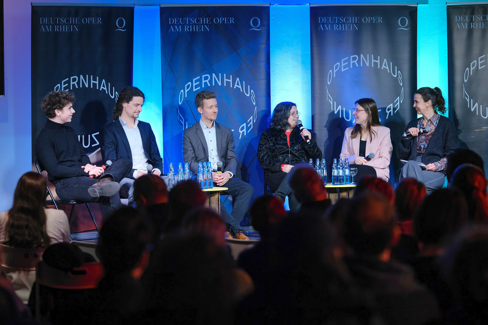 Anton Kublin (Jugendrat), Antonius Grützner (Musikbibliothek), Philipp Weinhausen (Clara Schumann- Musikschule), Michaela Dicu (Junge Oper am Rhein) und Krysztina Winkel (Wiener Staatsoper) (v.l.) beim Podiumsgespräch – Foto: Michael Gstettenbauer/Landeshauptstadt Düsseldorf