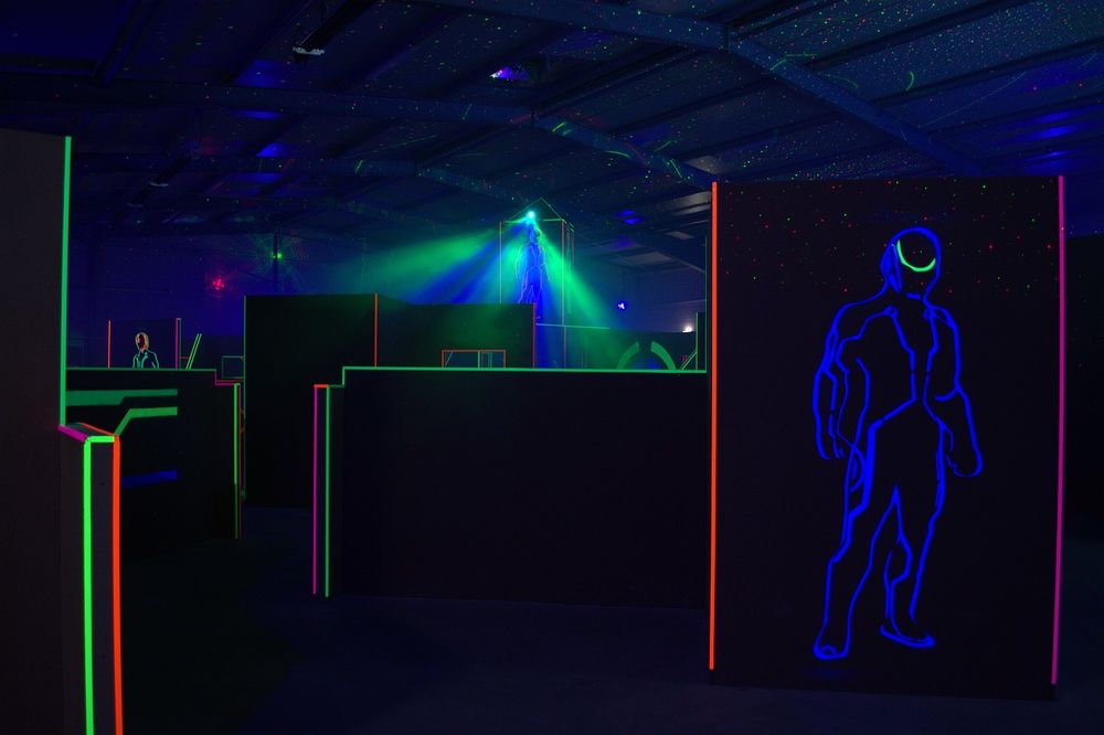 Bei Lasertag ist die Arena dunkel, damit ihr die Laserstrahlen richtig sehen könnt. (Foto: Pixabay)