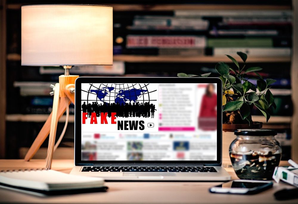 Wie man Fake-News erkennen kann, hängt von verschiedenen Faktoren ab. (Foto: pixel2013, Pixabay)