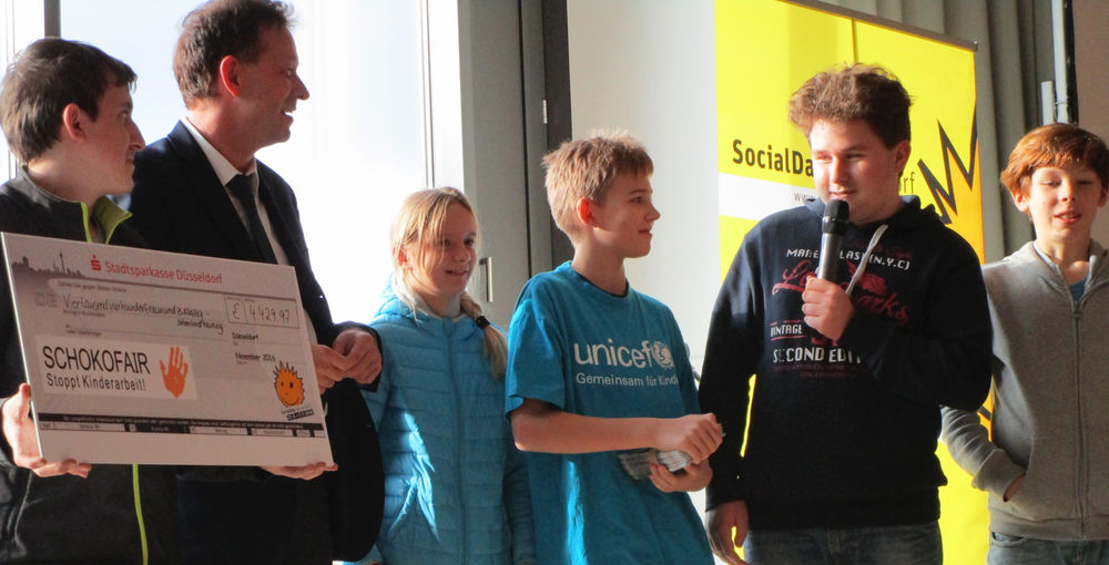 Die Schokofair-AG freut sich über den Spendenscheck. 800 Schüler haben beim Social Day auch für sie gearbeitet. (Foto: Jugendring)
