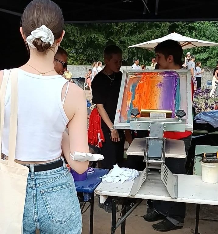 An der Siebdruck-Maschine konnte man sein eigenes Festival-Merchandise herstellen.