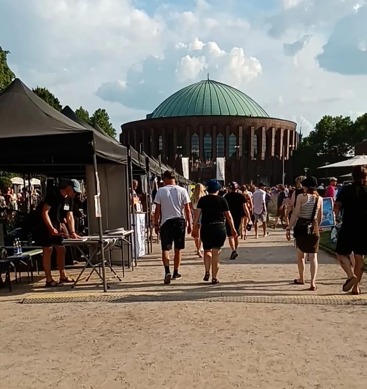 Hier steht nicht nur die Musik, sondern auch Information im Vordergrund.