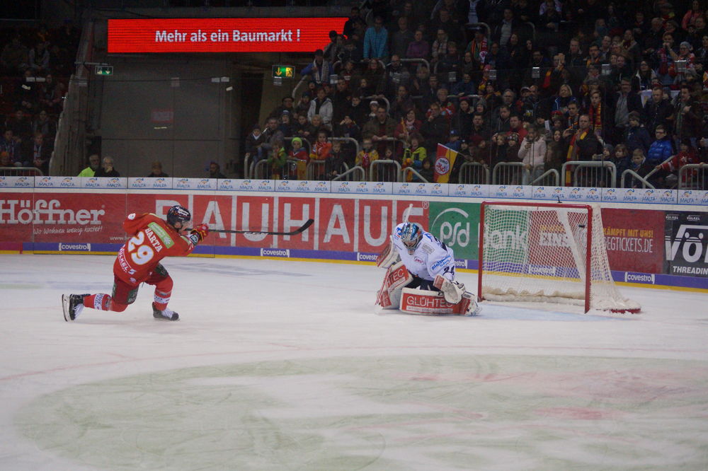 DSC00085.jpg - Unsere DEG beweist ihr Können nach der Länderspielpause gegen Iserlohn beim Schoolsday