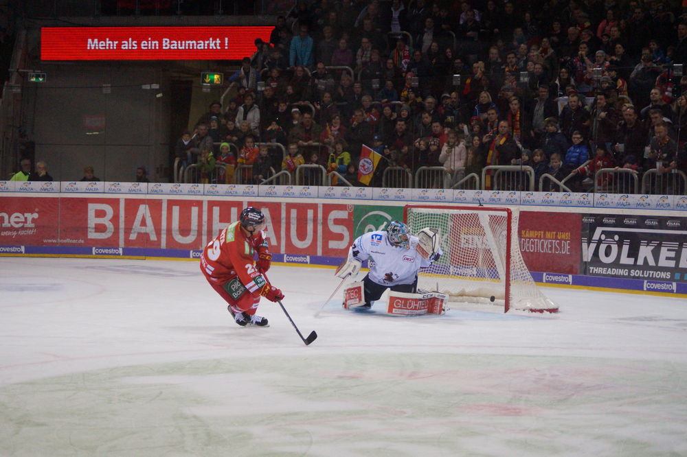 DSC00086.jpg - Unsere DEG beweist ihr Können nach der Länderspielpause gegen Iserlohn beim Schoolsday