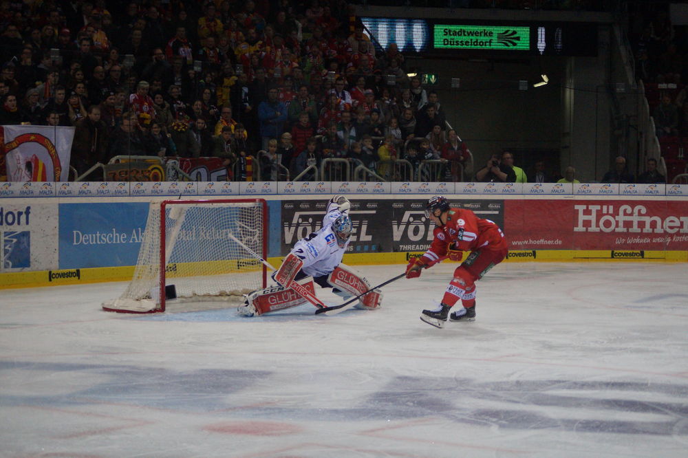 DSC00152.jpg - Unsere DEG beweist ihr Können nach der Länderspielpause gegen Iserlohn beim Schoolsday