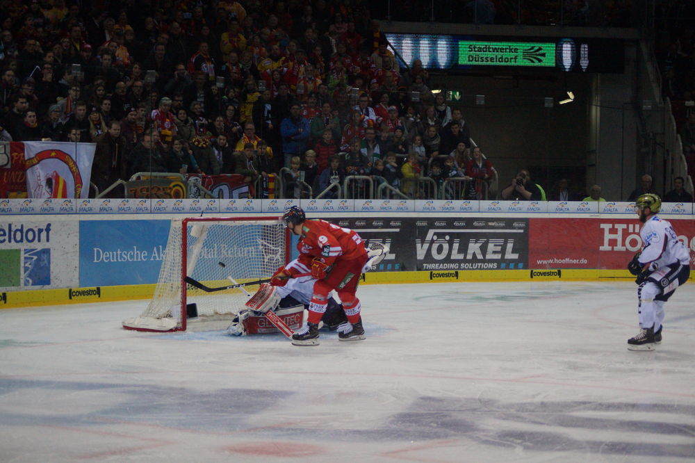 DSC00153.jpg - Unsere DEG beweist ihr Können nach der Länderspielpause gegen Iserlohn beim Schoolsday