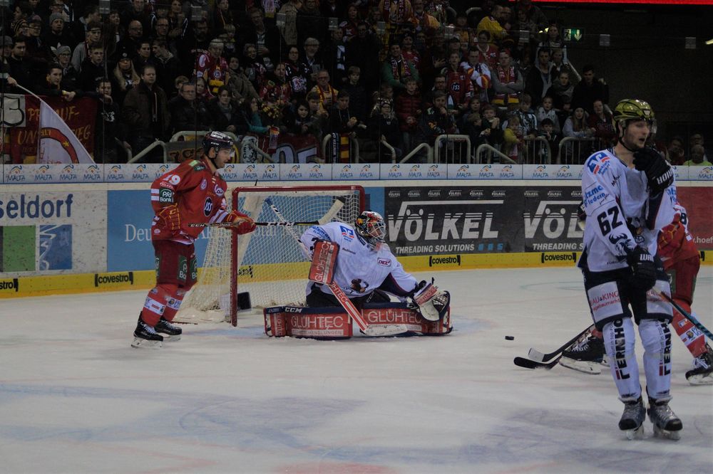 DSC00238.jpg - Unsere DEG beweist ihr Können nach der Länderspielpause gegen Iserlohn beim Schoolsday