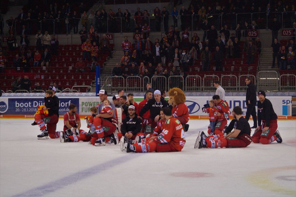 DSC00333.jpg - Unsere DEG beweist ihr Können nach der Länderspielpause gegen Iserlohn beim Schoolsday