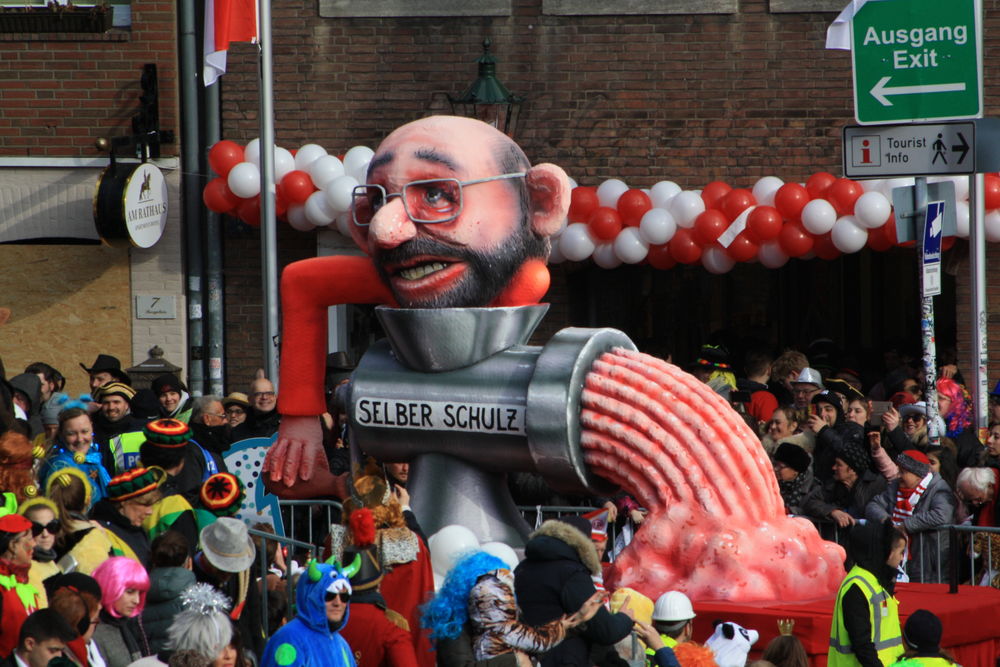 schulz.jpg - Kamelle und Campino beim Rosenmontagsumzug