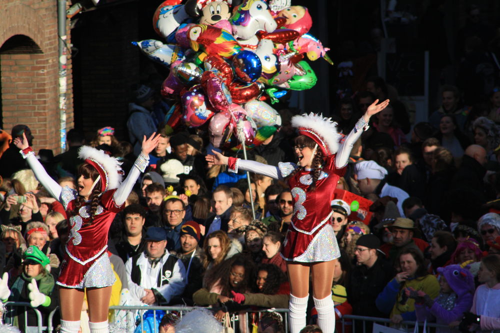 tanzmariechen1.jpg - Kamelle und Campino beim Rosenmontagsumzug
