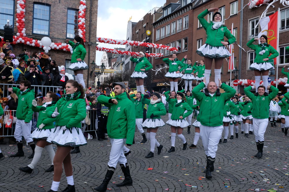 tanzmariechen2.jpg - Kamelle und Campino beim Rosenmontagsumzug