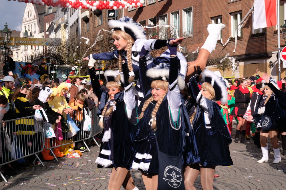 tanzmariechen3.jpg - Kamelle und Campino beim Rosenmontagsumzug