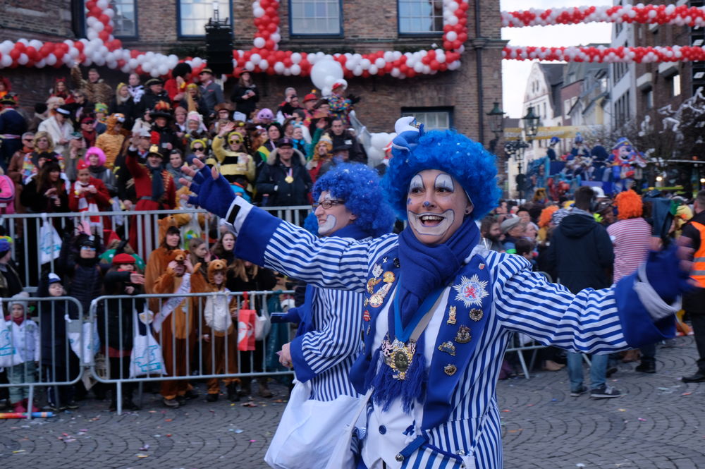 blauerclown.jpg - Kamelle und Campino beim Rosenmontagsumzug