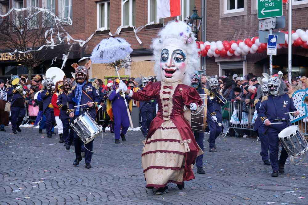 großebarockfrau.jpg - Kamelle und Campino beim Rosenmontagsumzug
