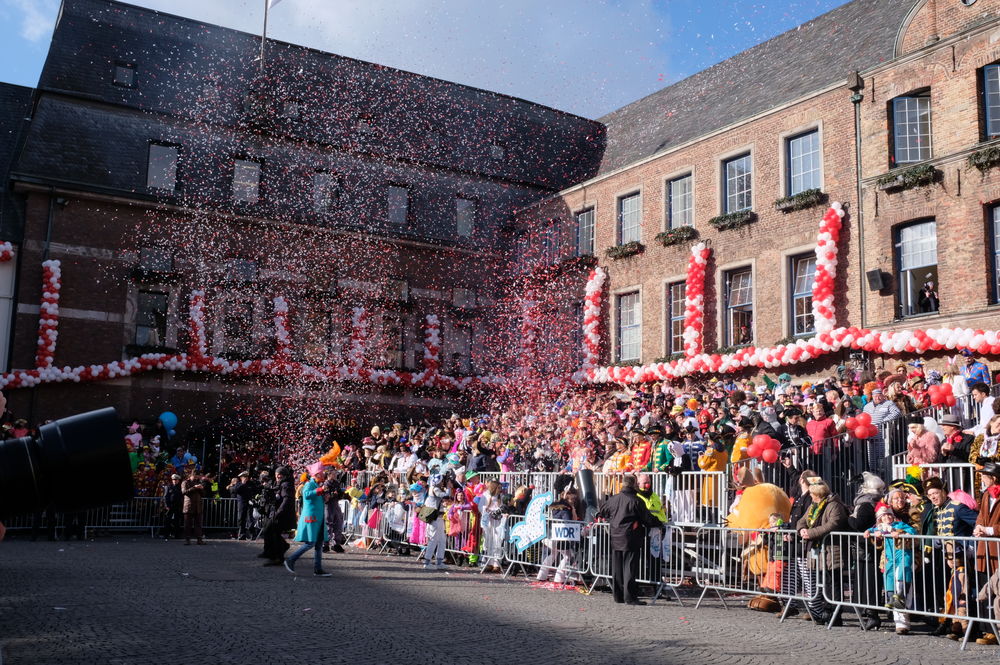 konfetti.jpg - Kamelle und Campino beim Rosenmontagsumzug
