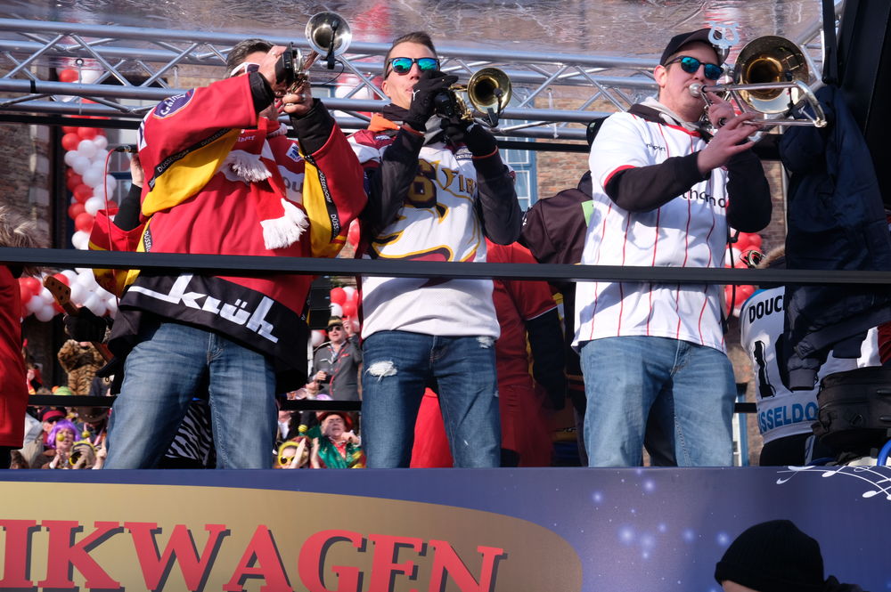 musikwagen.jpg - Kamelle und Campino beim Rosenmontagsumzug