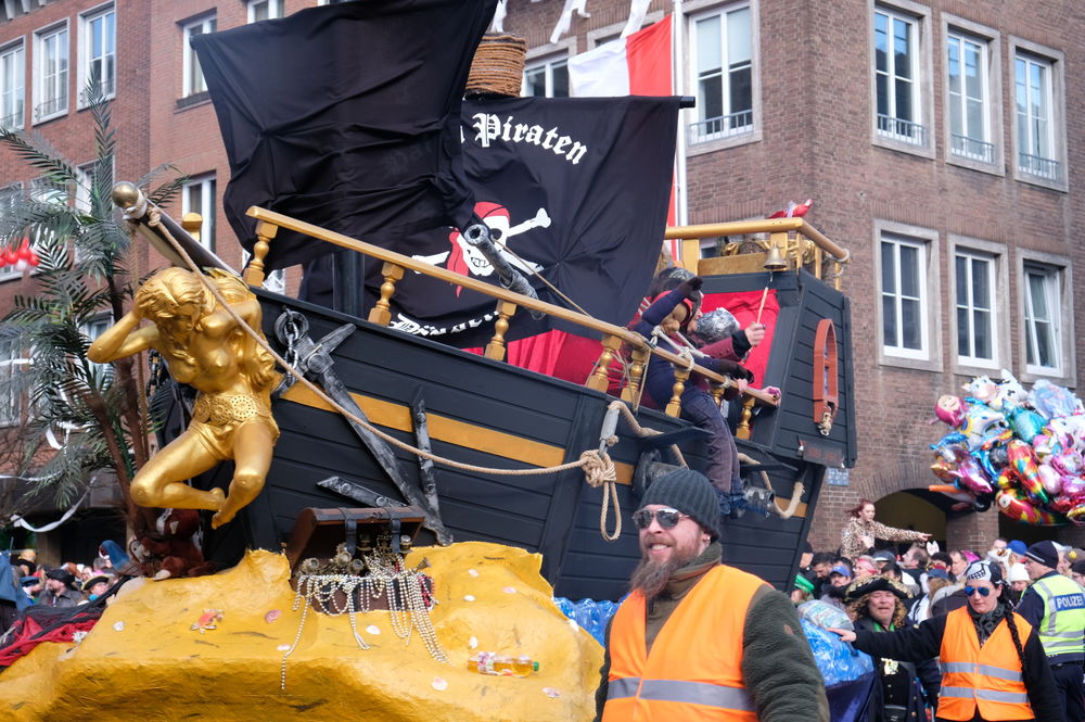 piraten.jpg - Kamelle und Campino beim Rosenmontagsumzug